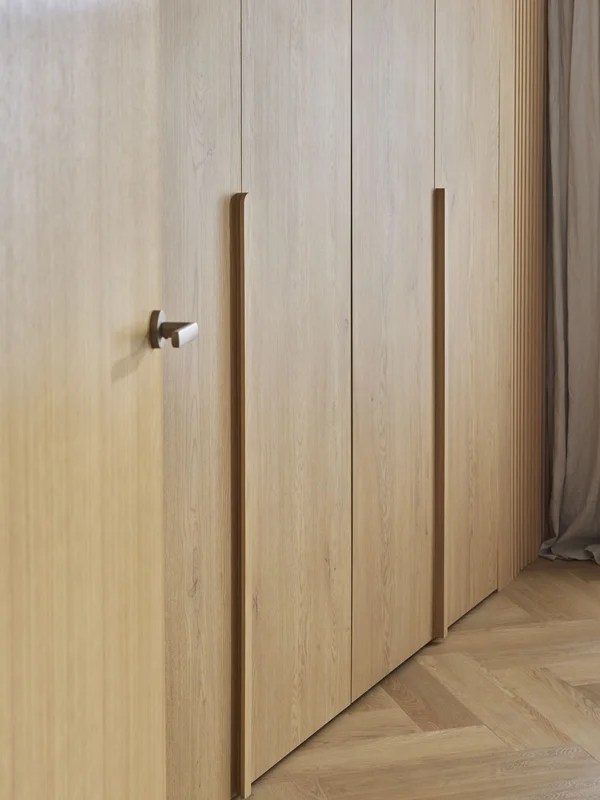 Szafa wnękowa z eleganckim, minimalistycznym uchwytem